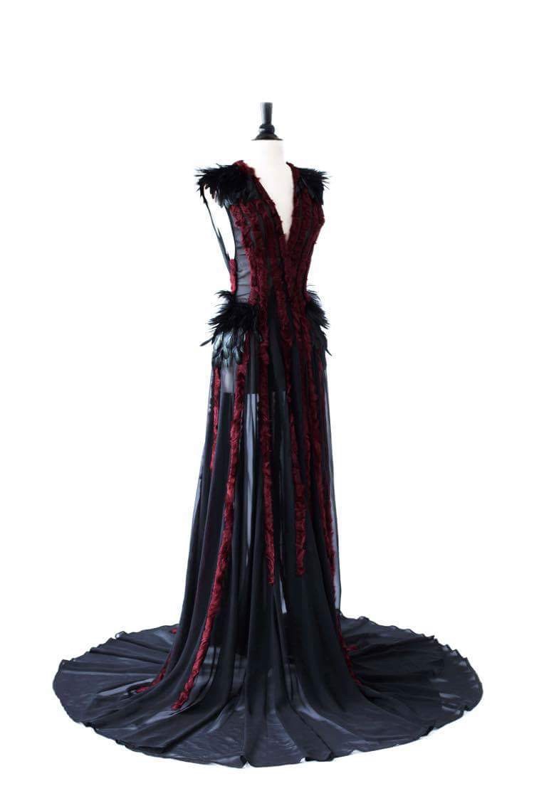 Quentin Veron 2016 robe en mousseline et astrakan rouge et plumes noires